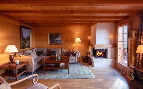 La-Ina: Meubles, Propriété, Cadre, Bâtiment, Bois, Table, Canapé, Salon, Design Intérieur, Sol