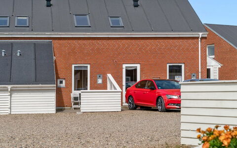 Ilka - 2.3Km from the Sea: Toit, Maison, Domicile, Chalet, Porte, Siding, Plate-Forme, Porche, Planche, Dur