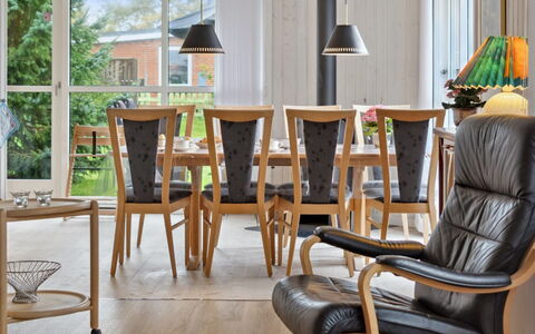 Kjera - 450M from the Sea: Meubles, Design Intérieur, Sol, Bois, Sol, Plafond, Parquet, Chaise, Table, Éclairage