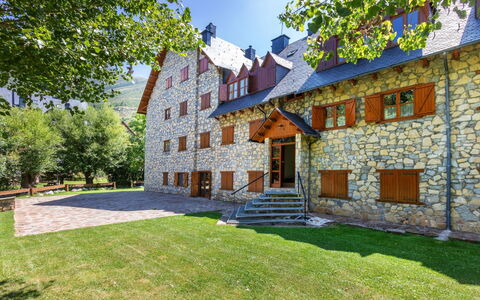 Nevat: Ciel, Plante, Bâtiment, Fenêtre, Arbre, Herbe, Chalet, Immobilier, Loisir, Façade