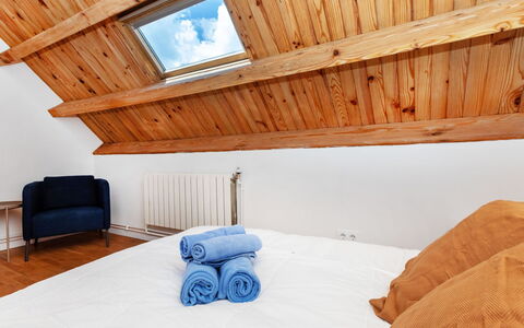 Nevat: L'Eau, Plante, Bâtiment, Propriété, Ciel, Piscine, Bleu Azur, Arbre, Maison, Fenêtre