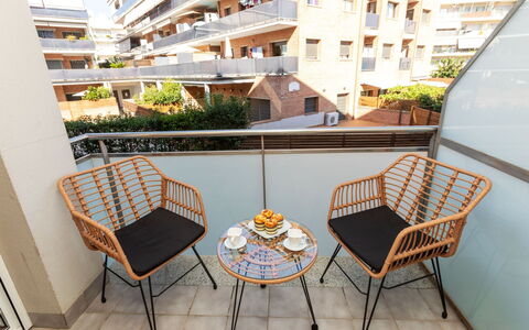 Melucia: L'Eau, Plante, Bâtiment, Propriété, Ciel, Piscine, Bleu Azur, Arbre, Maison, Fenêtre