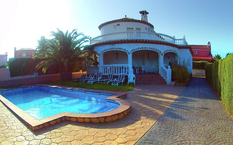 Villa Marisol: L'Eau, Ciel, Propriété, Plante, Bleu Azur, Piscine, Éclairage, Loisir, Paysage, Arbre