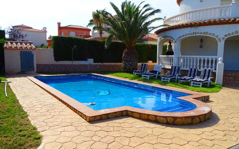 Villa Marisol: L'Eau, Plante, Propriété, Piscine, Bâtiment, Bleu Azur, Arbre, Mobilier De Jardin, Ciel, Plan D'Eau