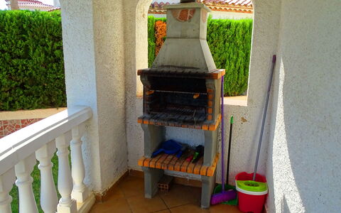 Villa Marisol: Meubles, Vert, Plante, Chaise, Bois, Maison, Mobilier De Jardin, Gaz, Herbe, Porche