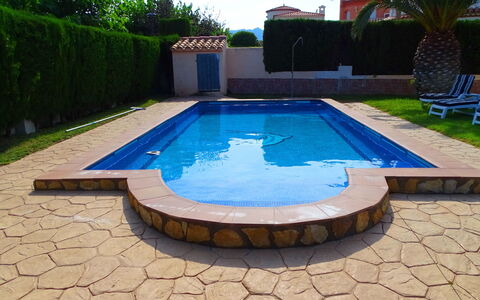 Villa Marisol: L'Eau, Plante, Piscine, Bleu Azur, Rectangle, Arbre, Plan D'Eau, Loisir, Composite, Mobilier De Jardin
