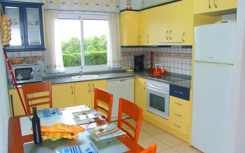 Villa Marisol: Cabinetry, Propriété, Evier, Fenêtre, Meubles, Comptoir, Robinet, Évier, Cuisine, Appareil De Cuisine