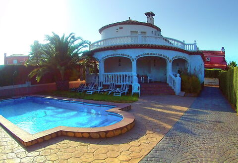 Villa Marisol: L'Eau, Ciel, Propriété, Plante, Bleu Azur, Piscine, Éclairage, Loisir, Paysage, Arbre