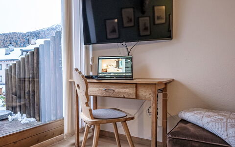 Chesa Narcissa F4: Meubles, Appareil Électronique, Design Intérieur, Pièce, Télévision, Bureau D'Ordinateur, Téléviseur, Chaise