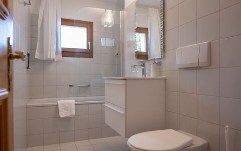 Chesa Narcissa F4: Propriété, Miroir, Salle De Bains, Luminaire Plomberie, Violet, Évier, Design Intérieur, Sol, Sol