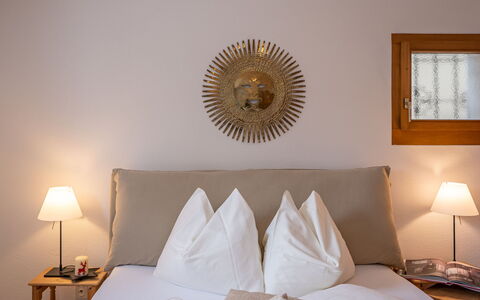 Chesa Narcissa F4: Marron, Propriété, Meubles, Fenêtre, Confort, Lumière, Bois, Lampe, Éclairage, Ombre