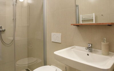 Arnoltice 2 150.2: Luminaire Plomberie, Évier, Propriété, Miroir, Lavabo, Robinet, Salle De Bains, Tete De Douche, Violet