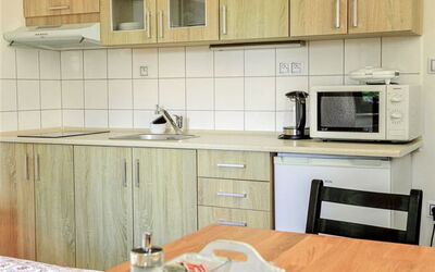 Arnoltice 1 150.1: Cabinetry, Comptoir, Cuisinière, Cuisine, Appareil De Cuisine, Bois, Évier, Evier, Sol, Électroménager