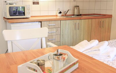Arnoltice 3 150.3: Cabinetry, Evier, Comptoir, Propriété, Évier, Cuisine, Bois, Appareil De Cuisine, Cuisinière, Design Intérieur