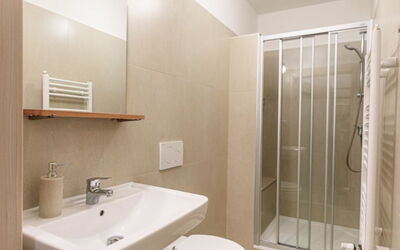 Arnoltice 5 150.5: Miroir, Luminaire Plomberie, Évier, Propriété, Lavabo, Salle De Bains, Robinet, Design Intérieur, Douche