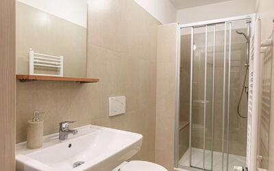 Arnoltice 6 150.6: Miroir, Luminaire Plomberie, Évier, Propriété, Lavabo, Robinet, Salle De Bains, Design Intérieur, Éclairage
