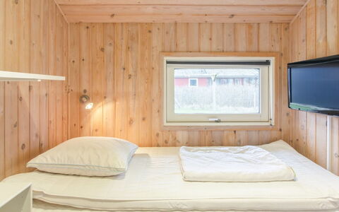 Birger - 500M from the Sea: Chambre, Bois, Design Intérieur, Lit, Plafond, Drap De Lit, Sol, Sol, Literie, Éclairage