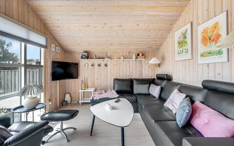 Birger - 500M from the Sea: Bois, Design Intérieur, Plafond, Meubles, Domicile, Salon, Pièce, Luminaire, Canapé, Parquet
