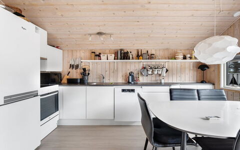 Birger - 500M from the Sea: Cuisine, Meubles, Comptoir, Design Intérieur, Appareil De Cuisine, Sol, Luminaire, Bois, Plafond, Principaux Appliance