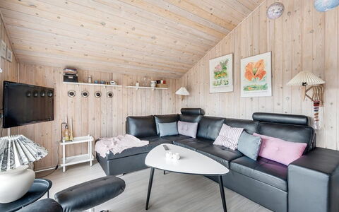 Birger - 500M from the Sea: Meubles, Design Intérieur, Bois, Plafond, Domicile, Salon, Pièce, Éclairage, Sol, Sol