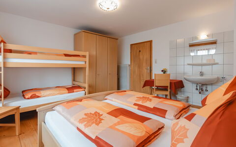 Apartment Taubenstein: Propriété, Meubles, Bâtiment, Confort, Lit, Orange, Design Intérieur, Bois, Maison, Sol