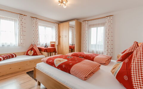 Apartment Taubenstein: Propriété, Fenêtre, Meubles, Confort, Bois, Textile, Orange, Design Intérieur, Ombre