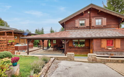 Pod Liščím Kopcem 4+4: Bâtiment, Bois, Toit, Maison, Domicile, Chalet, Zone Résidentielle, Porte, Jardin