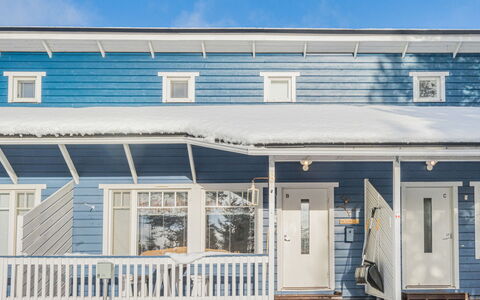 Kuksatie 8 B: Bleu, Siding, Domicile, Porte, Composite, Chalet, L'Hiver, Gelé, Neige, Porche