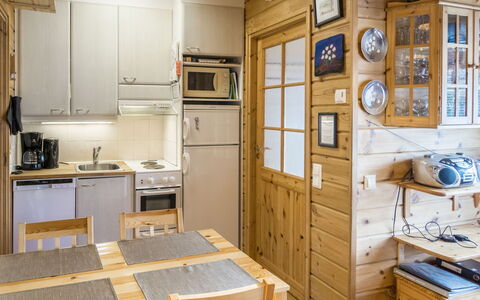 Kuksatie 8 B: Bois, Meubles, Design Intérieur, Sol, Sol, Pièce, Plafond, Cuisine, Cabinetry, Domicile