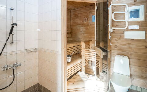 Kuksatie 8 B: Bois, Sol, Sol, Design Intérieur, Plafond, Luminaire Plomberie, Composite, Pièce, Plomberie, Tache De Bois
