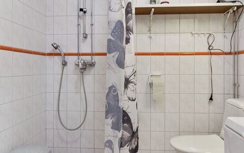Luulampi F6: Luminaire Plomberie, Salle De Bains, Sol, Design Intérieur, Toilette, Sol, Plomberie, Évier, Robinet, Siège De Toilette