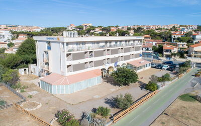 Saint Pierre La Mer 346: Bâtiment, L'Eau, Ciel, Jour, Propriété, Plante, Bleu, Bleu Azur, Fenêtre, Architecture