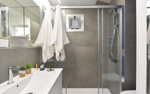 Aida 206: Robinet, Luminaire Plomberie, Miroir, Bâtiment, Évier, Salle De Bains, Lavabo, Design Intérieur