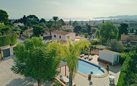 Casa Germaine: Ciel, Nuage, Plante, Bâtiment, Arbre, Végétation, Design Urbain, Zone Résidentielle, Piscine, Immobilier