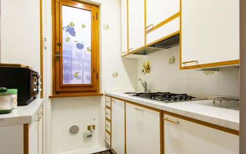 Le Motte: Propriété, Cabinetry, Design Intérieur, Cuisine, Évier, Bois, Jaune, Cuisinière, Appareil De Cuisine, Sol
