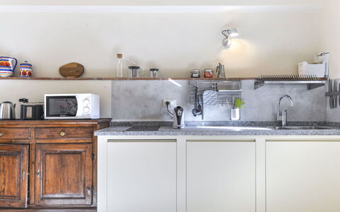 Marciana 210: Evier, Cabinetry, Comptoir, Évier, Appareil De Cuisine, Cuisinière, Électroménager, Cuisine, Design Intérieur, Éclairage