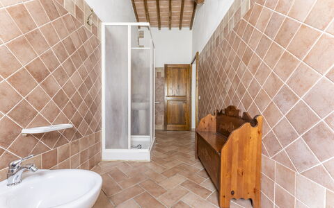 Podere Marcigliana - Radicondoli: Miroir, Propriété, Robinet, Luminaire Plomberie, Évier, Bâtiment, Salle De Bains, Bois, Lavabo, Design Intérieur