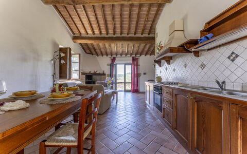 Podere Marcigliana - Radicondoli: Cabinetry, Meubles, Table, Comptoir, Cuisine, Bois, Design Intérieur, Tache De Bois, Sol, Sol