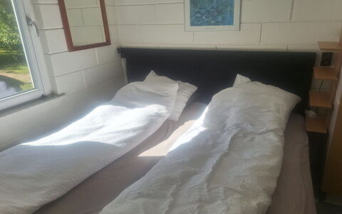 Pia - 250M to the Fjord: Bois, Chambre, Lit, Sol, Literie, Sol, Linge, Meubles, Drap De Lit, Cadre De Lit
