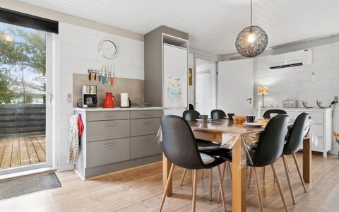 Pia - 250M to the Fjord: Sol, Meubles, Design Intérieur, Bois, Sol, Plafond, Cuisine, Parquet, Comptoir, Table Cuisine Et Salle A Manger