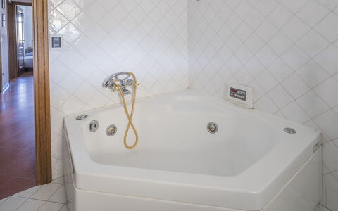 La Bouganville, Forte Dei Marmi, Private Garden, W: Baignoire, Luminaire Plomberie, Salle De Bains, Sol, Plomberie, Design Intérieur, Sol, Composite, Pièce, Robinet