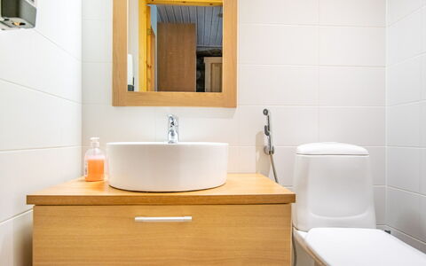 Nilikuru e 12: Lavabo, Salle De Bains, Luminaire Plomberie, Mur, Sol, Évier, Design Intérieur, Sol, Robinet, Armoire De Toilette