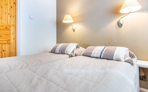 Nilikuru e 12: Design Intérieur, Lit, Plafond, Meubles, Bois, Chambre, Drap De Lit, Linge, Textile, Sol