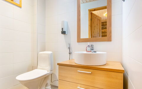Nilikuru e 12: Luminaire Plomberie, Sol, Salle De Bains, Bois, Sol, Lavabo, Design Intérieur, Armoire De Toilette, Évier, Toilette