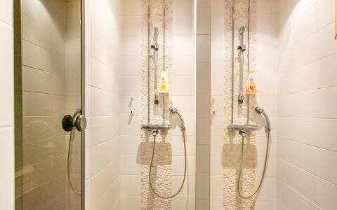 Nilikuru e 12: Salle De Bains, Luminaire Plomberie, Sol, Sol, Design Intérieur, Tete De Douche, Plomberie, Douche, Bar De Douche, Panneau De Douche