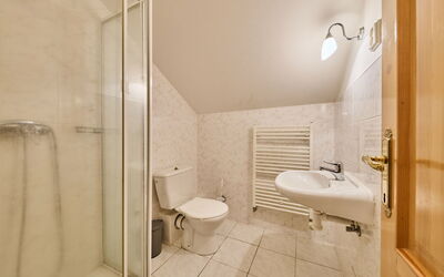 Stříbrný Pramen 1.1: Luminaire Plomberie, Robinet, Bâtiment, Évier, Lavabo, Miroir, Salle De Bains, Sol, Maison