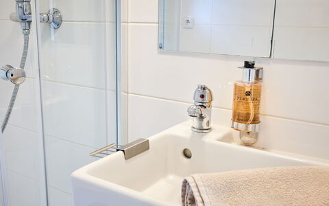 Pod Liščím Kopcem 2+2: Salle De Bains, Luminaire Plomberie, Design Intérieur, Robinet, Plomberie, Miroir, Évier, Pièce, Lavabo