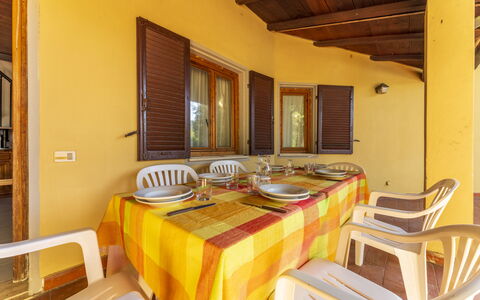 Argentario Giannella Apartment- Orbetello, Toscana: Table, Propriété, Vaisselle, Bâtiment, Design Intérieur, Bois, Architecture, Fenêtre, Chaise, Assiette