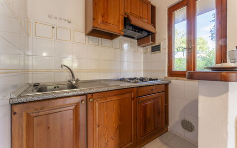 Giannella Apartment - Orbetello, Toscana: Marron, Cabinetry, Evier, Comptoir, Propriété, Meubles, Évier, Robinet, Bâtiment, Cuisine