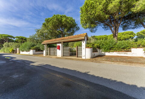 Giannella Apartment - Orbetello, Toscana: Ciel, Nuage, Propriété, Plante, Surface De La Route, Arbre, Asphalte, Ombre, Lot Terre, Quartier
